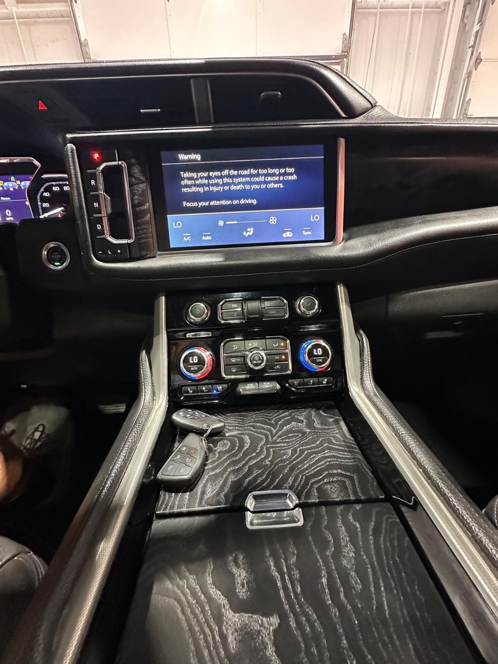 GMC Yukon Vehicle Full-screen Gallery Image 21