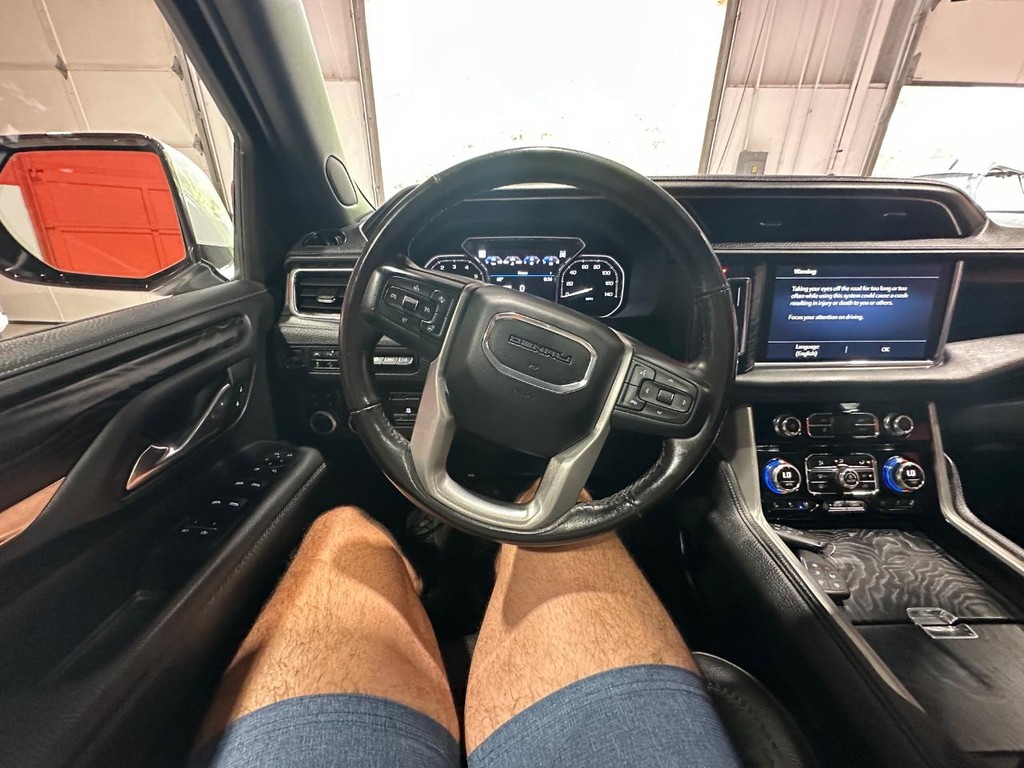 GMC Yukon Vehicle Full-screen Gallery Image 24