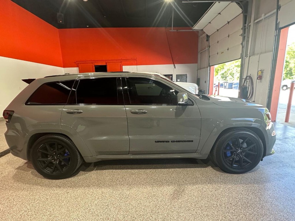 Jeep Grand Cherokee Vehicle Full-screen Gallery Image 2