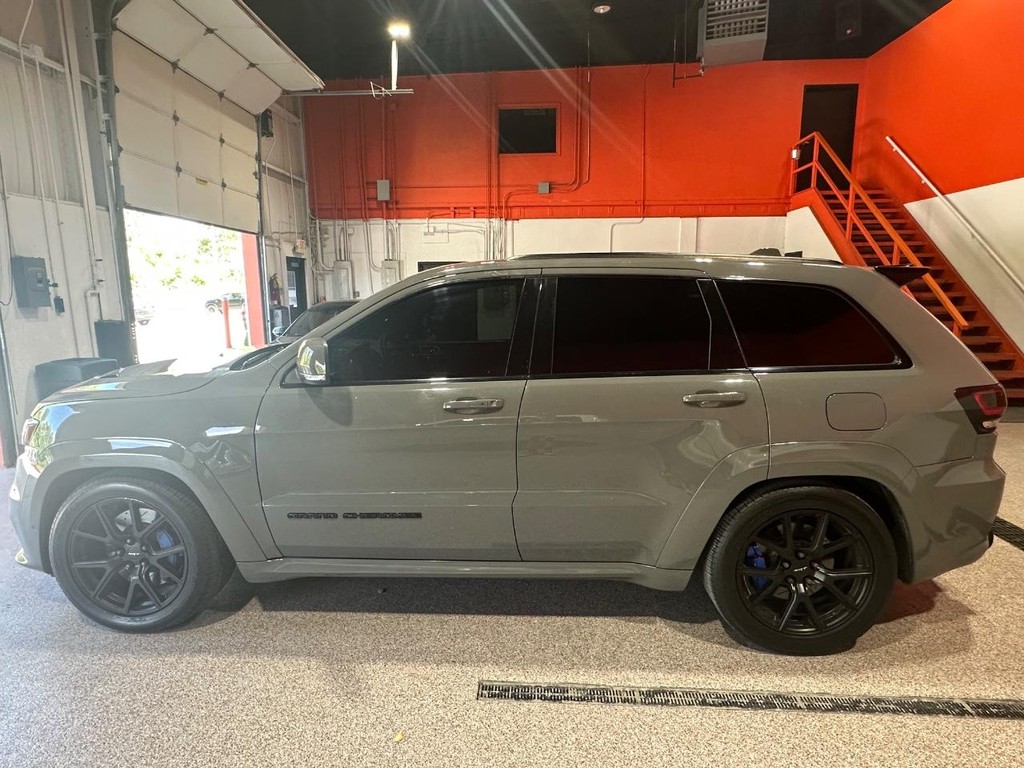 Jeep Grand Cherokee Vehicle Full-screen Gallery Image 7