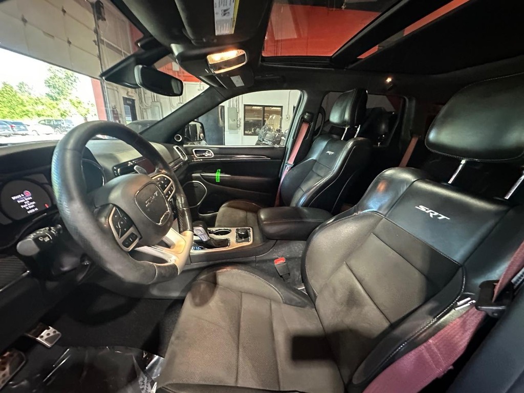 Jeep Grand Cherokee Vehicle Full-screen Gallery Image 12