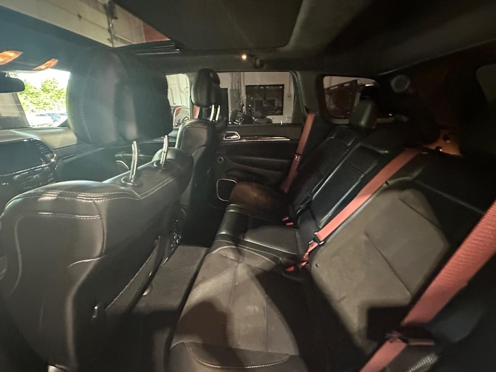 Jeep Grand Cherokee Vehicle Full-screen Gallery Image 13
