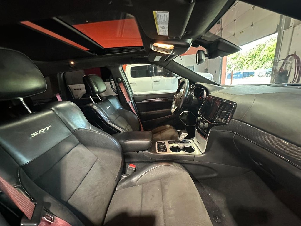 Jeep Grand Cherokee Vehicle Full-screen Gallery Image 15