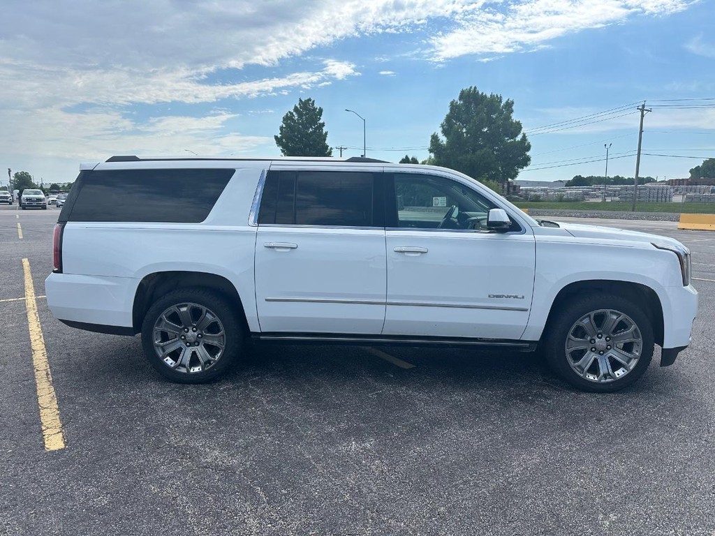 GMC Yukon XL Vehicle Full-screen Gallery Image 2