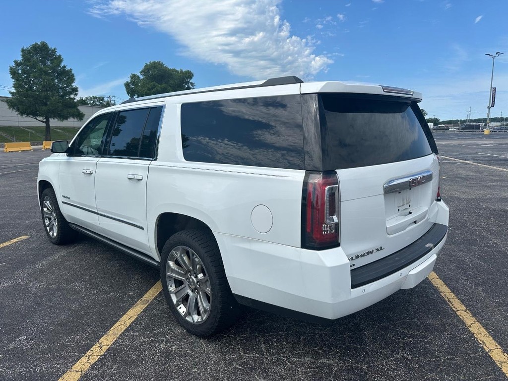 GMC Yukon XL Vehicle Full-screen Gallery Image 3