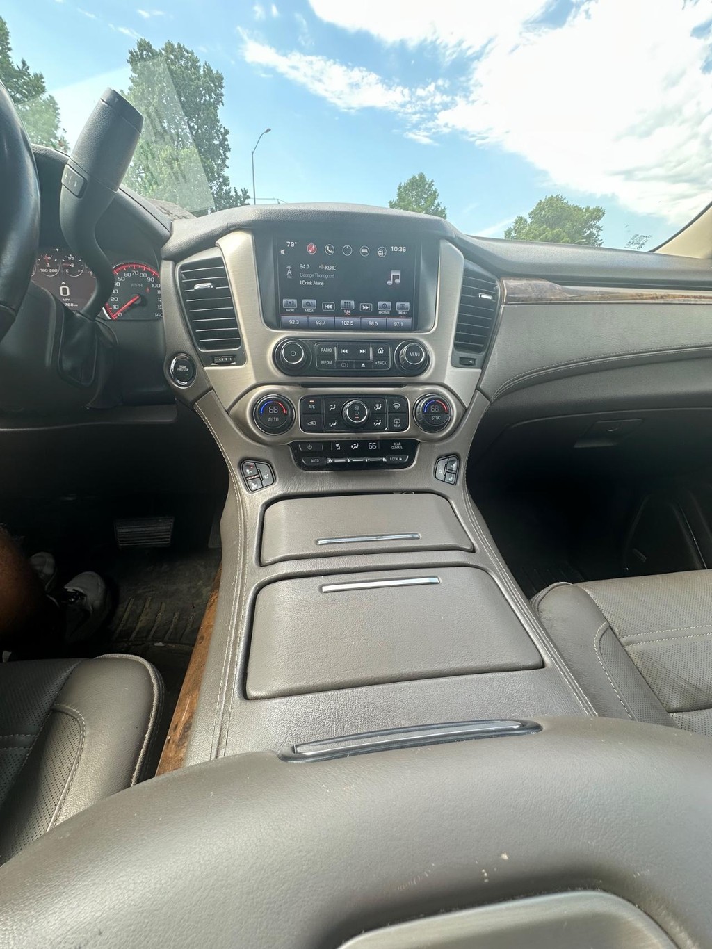 GMC Yukon XL Vehicle Full-screen Gallery Image 22