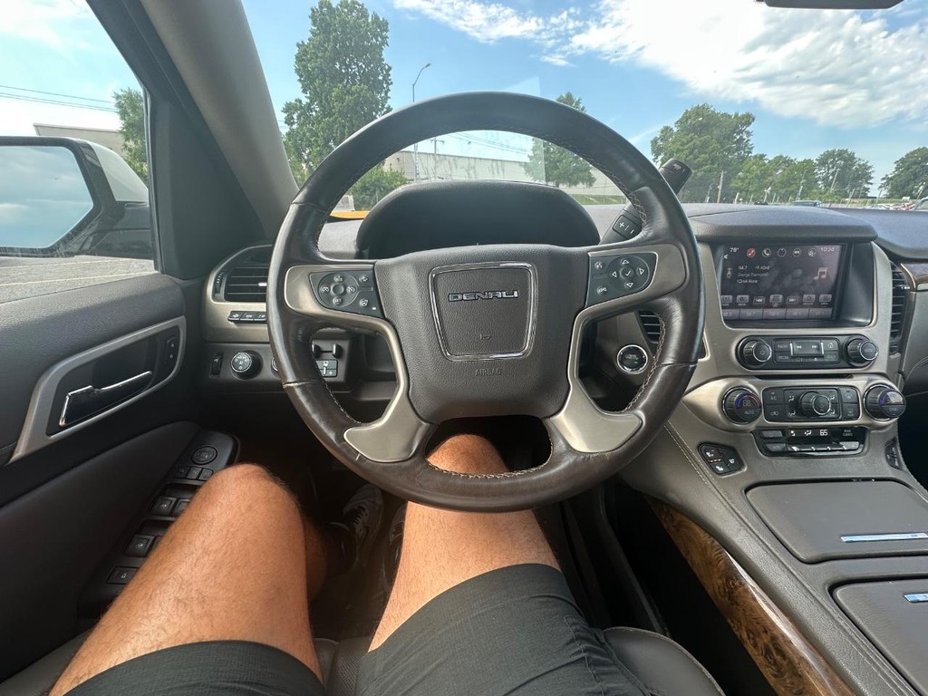 GMC Yukon XL Vehicle Full-screen Gallery Image 24