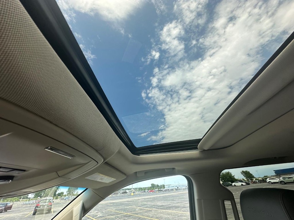 GMC Yukon XL Vehicle Full-screen Gallery Image 26