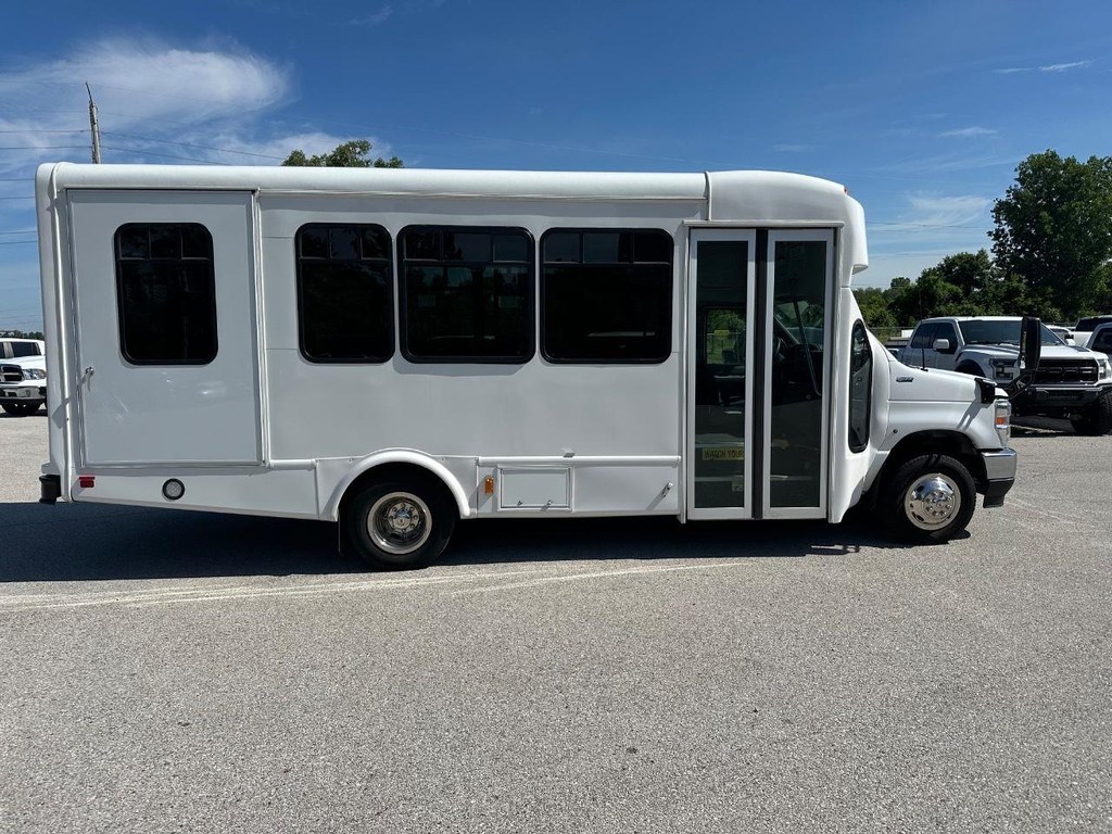 Ford E-Series Cutaway Vehicle Full-screen Gallery Image 2