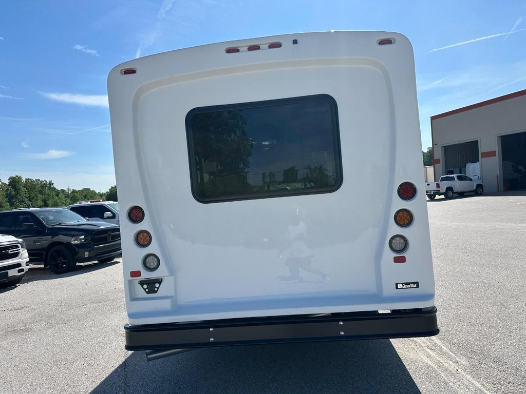 Ford E-Series Cutaway Vehicle Full-screen Gallery Image 4