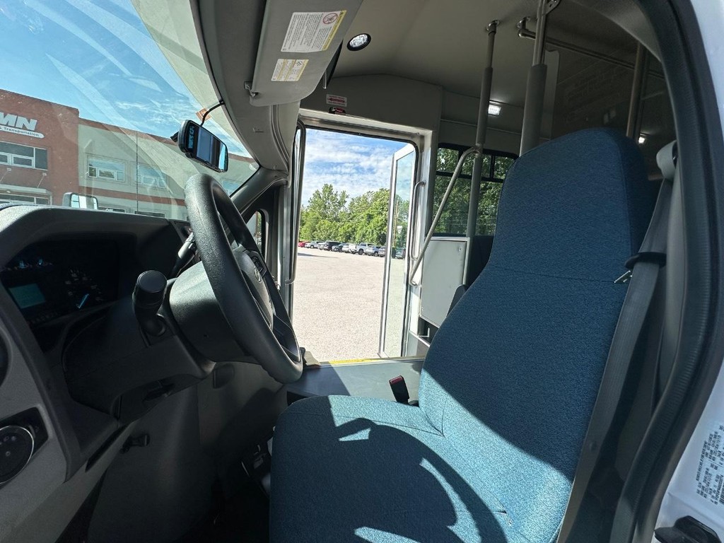 Ford E-Series Cutaway Vehicle Full-screen Gallery Image 12