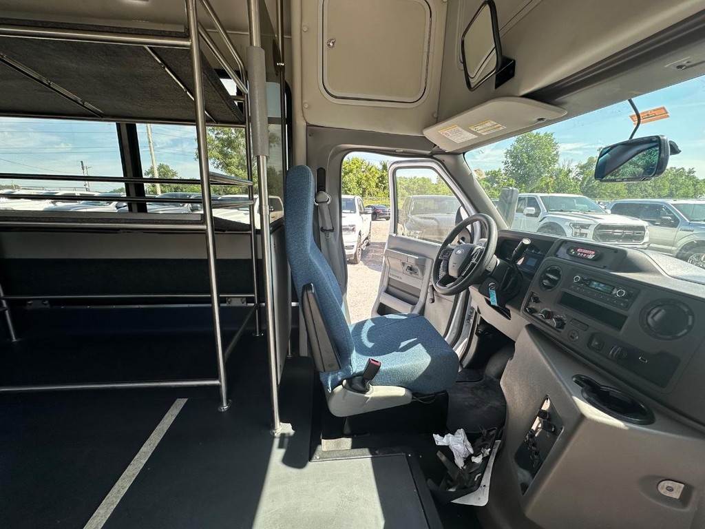 Ford E-Series Cutaway Vehicle Full-screen Gallery Image 14