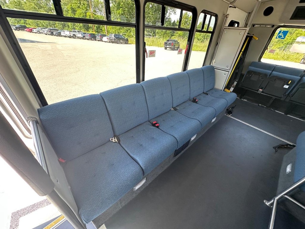 Ford E-Series Cutaway Vehicle Full-screen Gallery Image 16