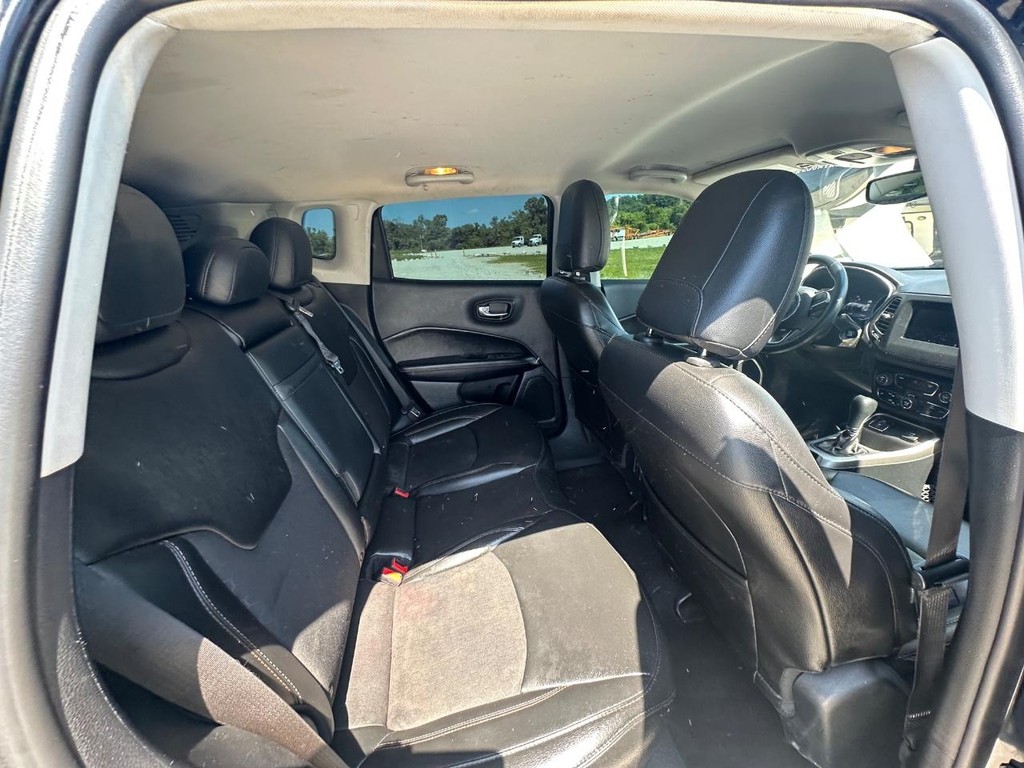 Jeep Compass Vehicle Full-screen Gallery Image 9