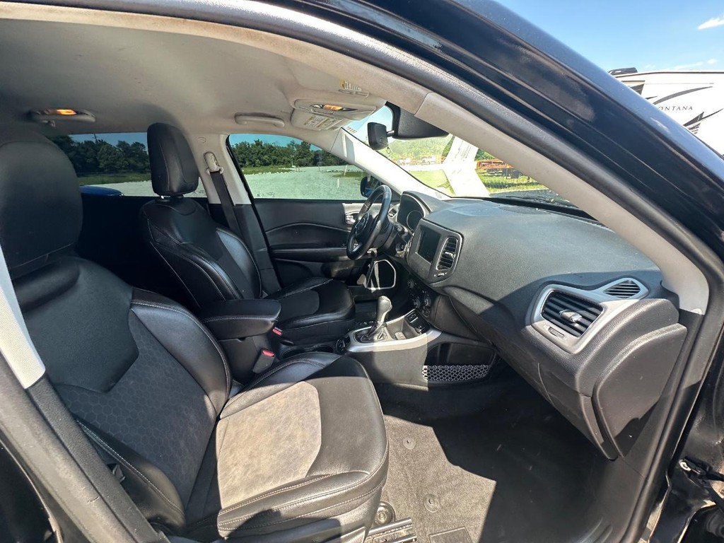 Jeep Compass Vehicle Full-screen Gallery Image 10