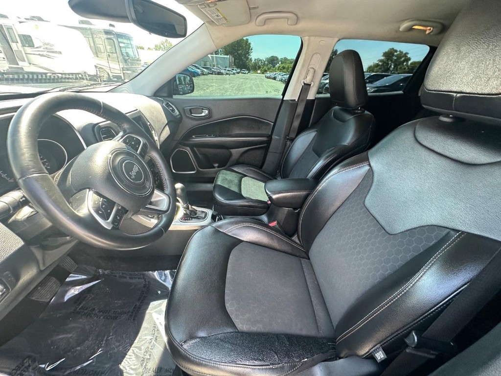 Jeep Compass Vehicle Full-screen Gallery Image 13
