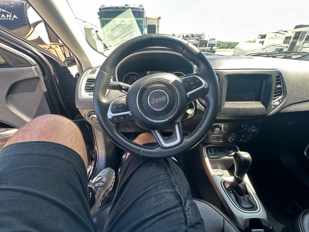 Jeep Compass Vehicle Full-screen Gallery Image 16