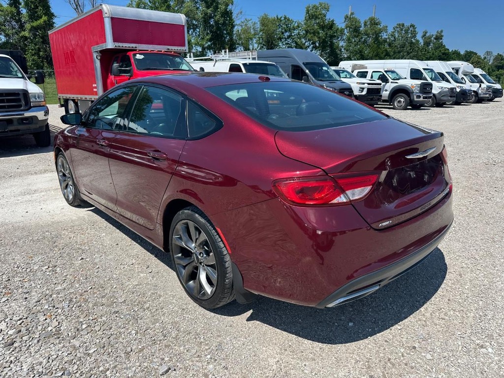 Chrysler 200 Vehicle Full-screen Gallery Image 3