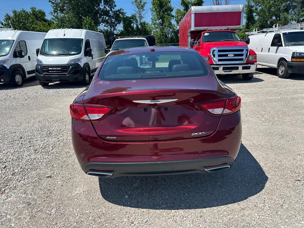 Chrysler 200 Vehicle Full-screen Gallery Image 4