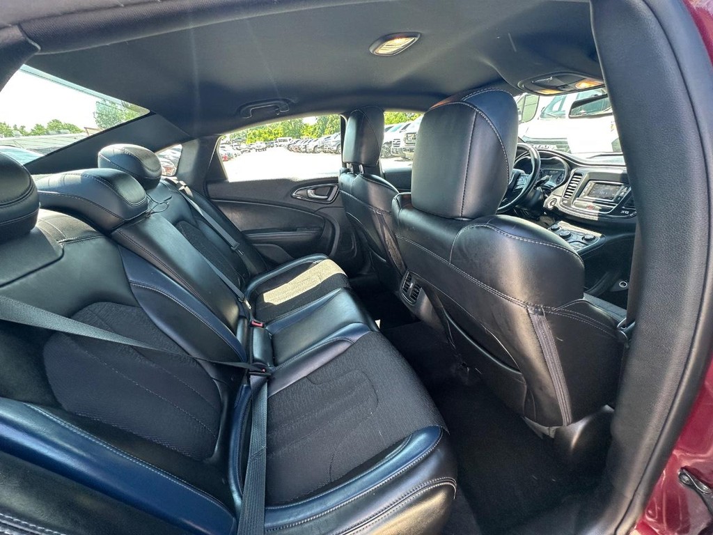 Chrysler 200 Vehicle Full-screen Gallery Image 9