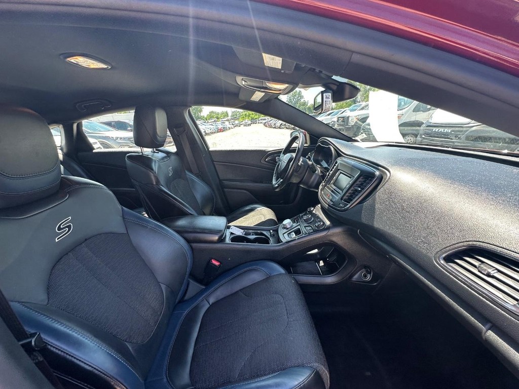 Chrysler 200 Vehicle Full-screen Gallery Image 10