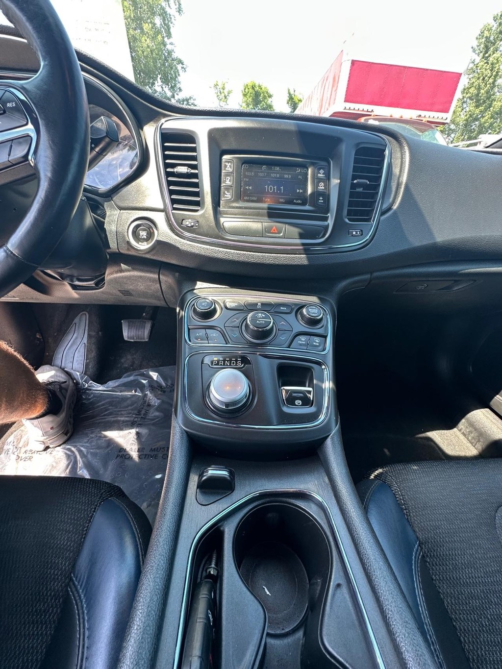 Chrysler 200 Vehicle Full-screen Gallery Image 12