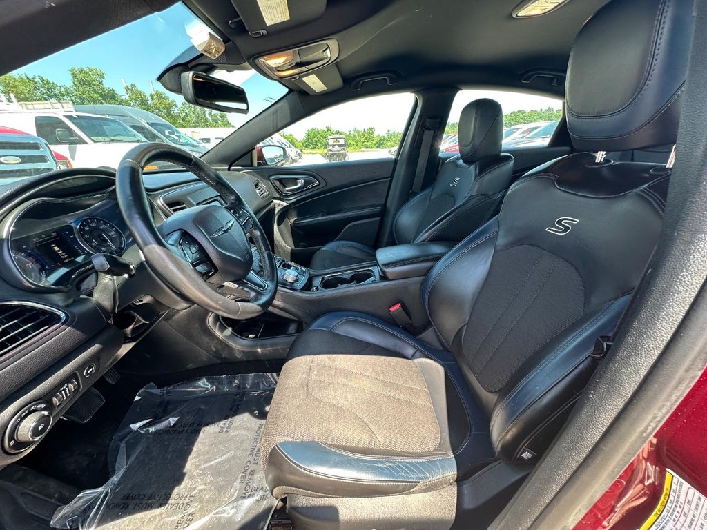 Chrysler 200 Vehicle Full-screen Gallery Image 13