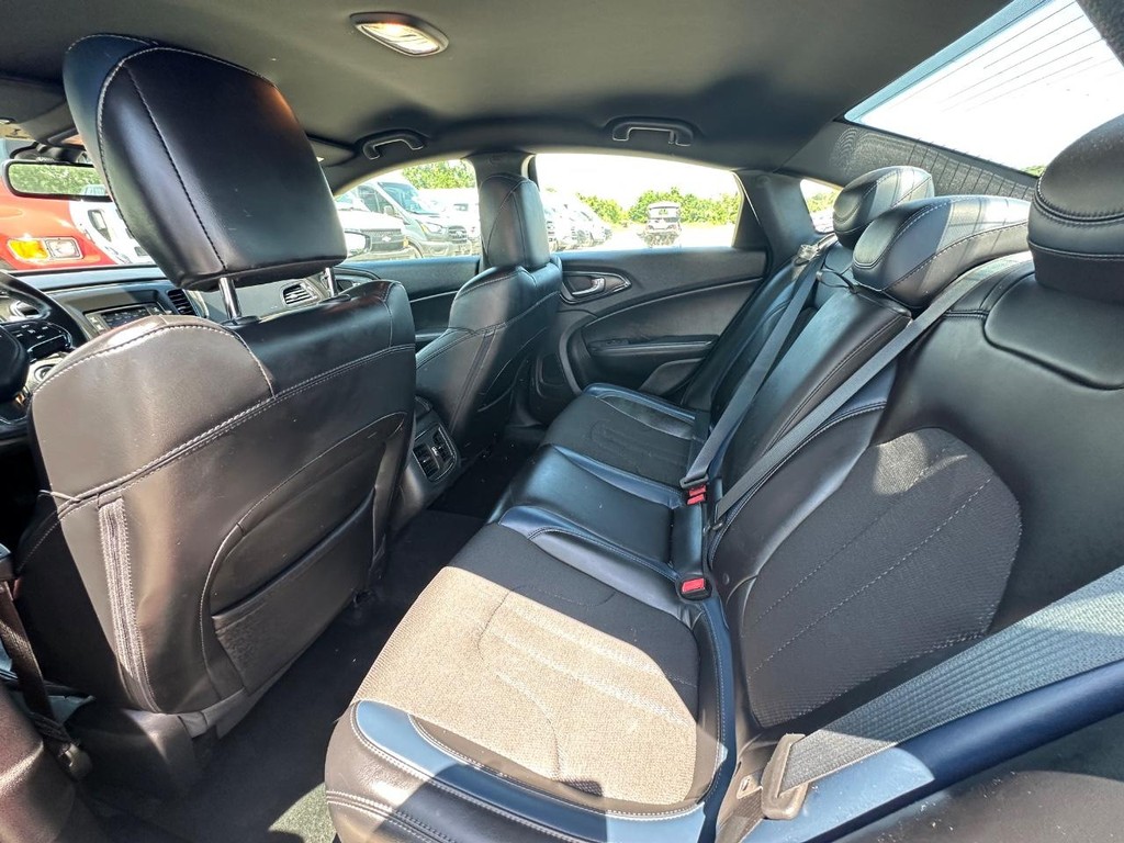 Chrysler 200 Vehicle Full-screen Gallery Image 14