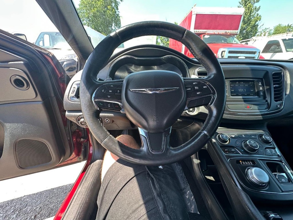 Chrysler 200 Vehicle Full-screen Gallery Image 15