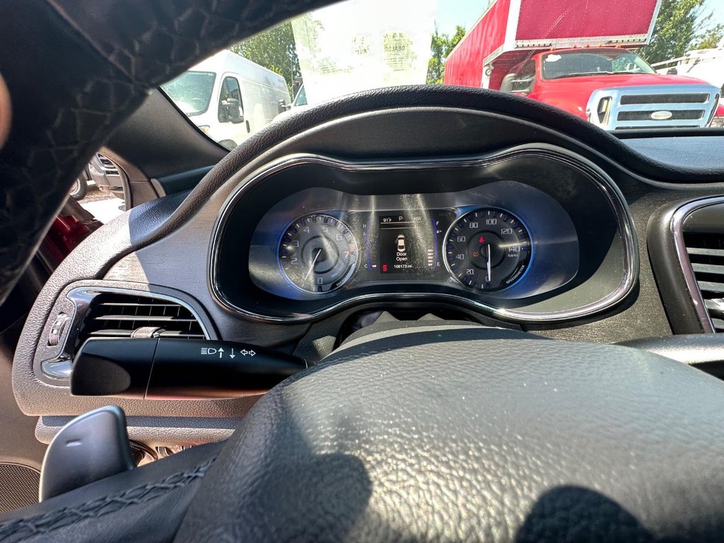 Chrysler 200 Vehicle Full-screen Gallery Image 16