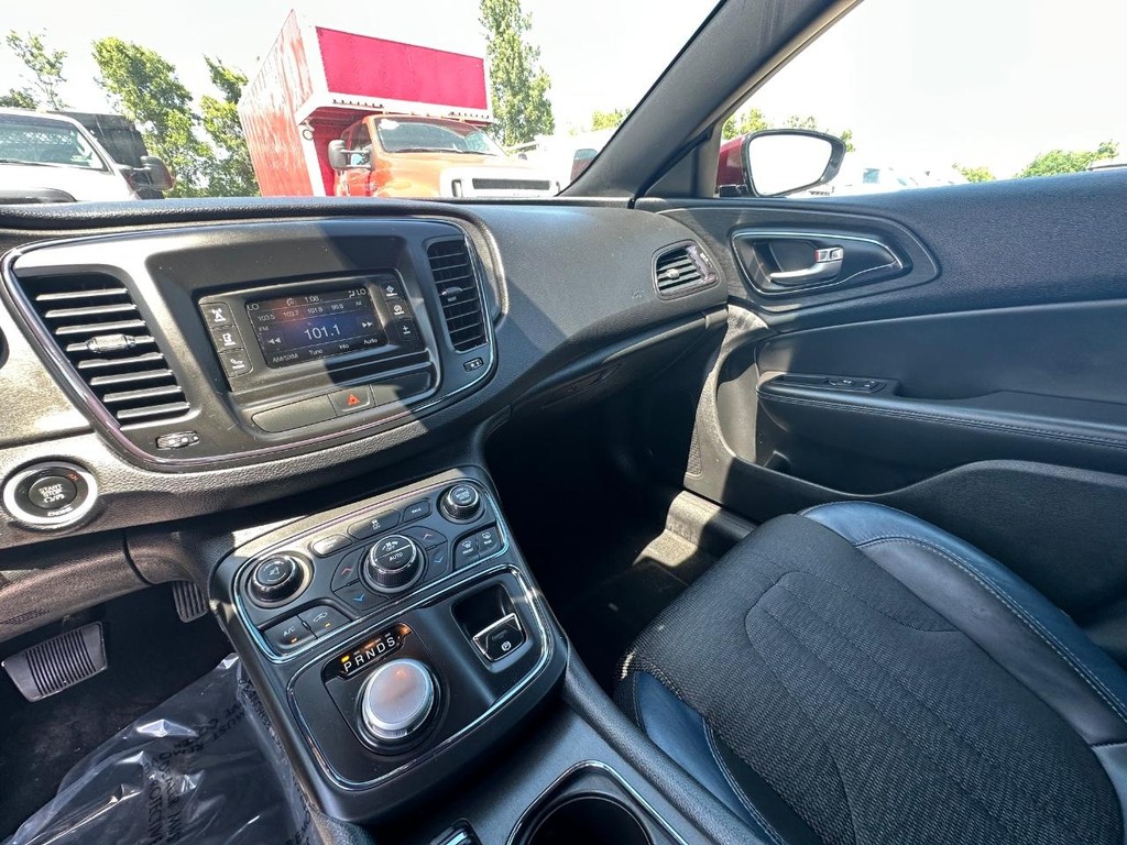 Chrysler 200 Vehicle Full-screen Gallery Image 17
