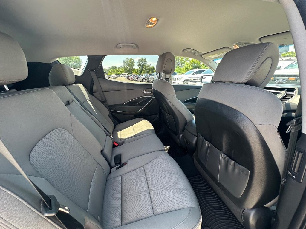 Hyundai Santa Fe Sport Vehicle Full-screen Gallery Image 13
