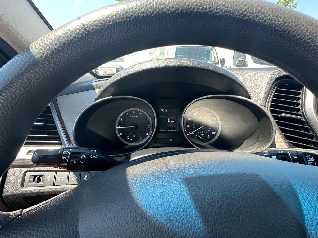 Hyundai Santa Fe Sport Vehicle Full-screen Gallery Image 15