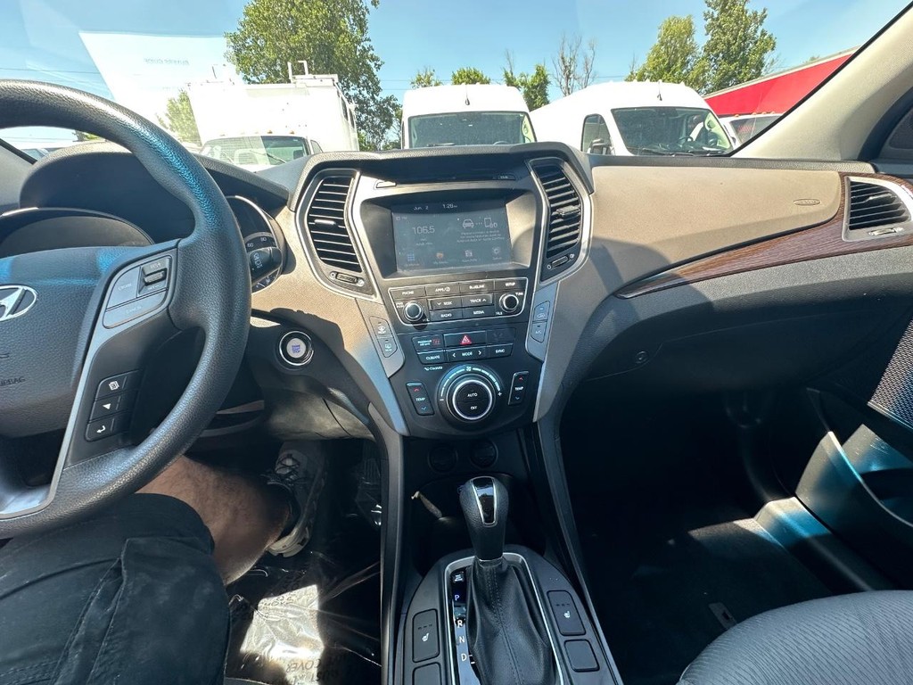 Hyundai Santa Fe Sport Vehicle Full-screen Gallery Image 16