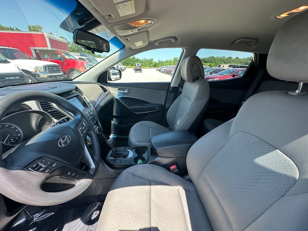 Hyundai Santa Fe Sport Vehicle Full-screen Gallery Image 17