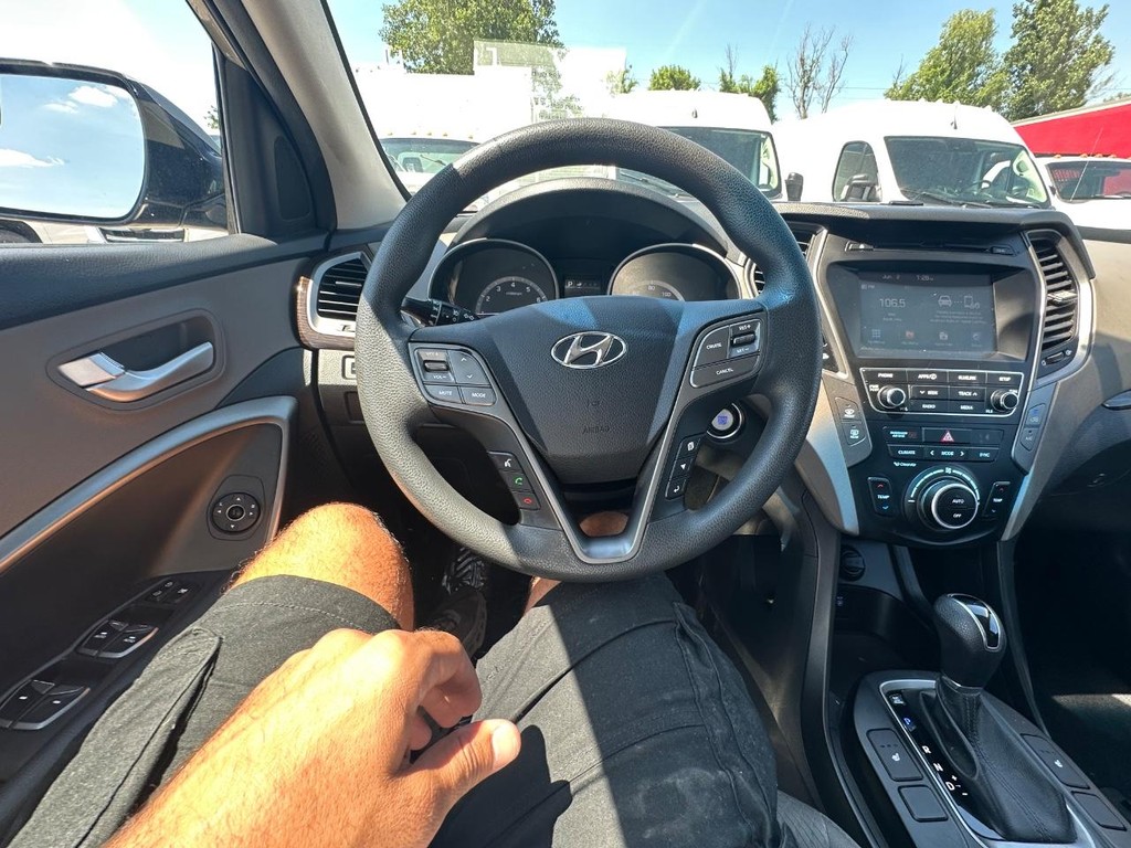 Hyundai Santa Fe Sport Vehicle Full-screen Gallery Image 18