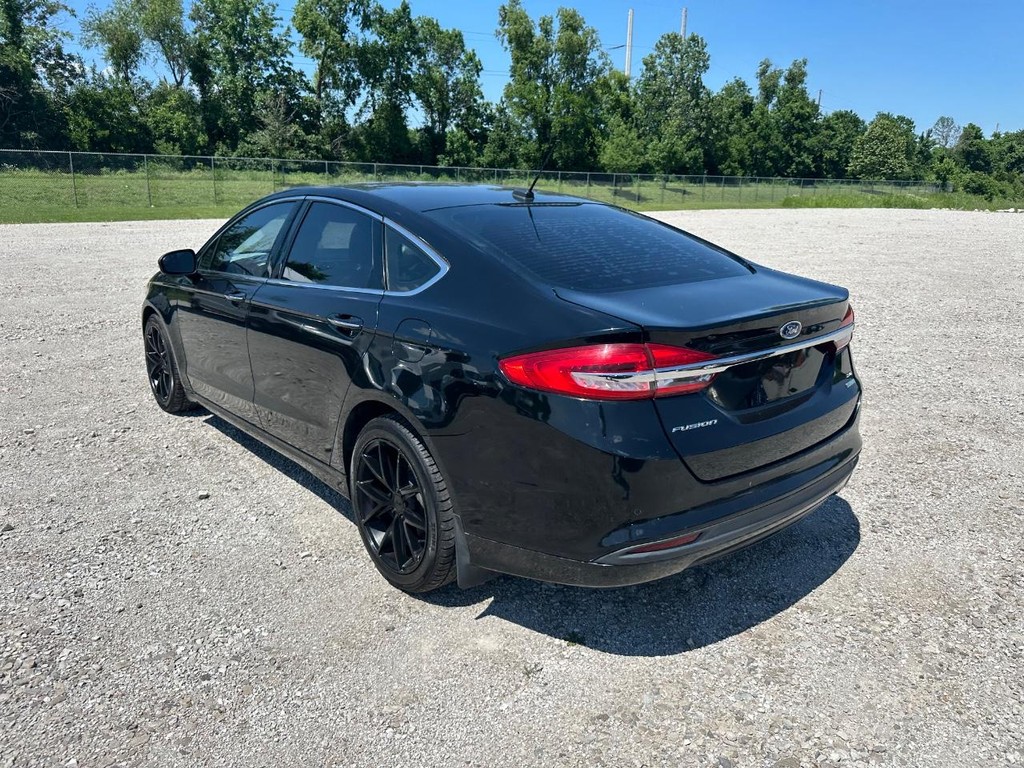 Ford Fusion Vehicle Full-screen Gallery Image 3