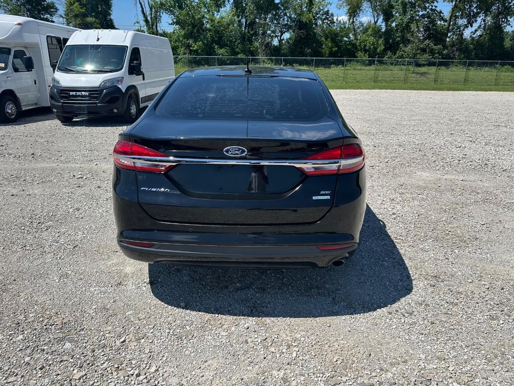 Ford Fusion Vehicle Full-screen Gallery Image 4