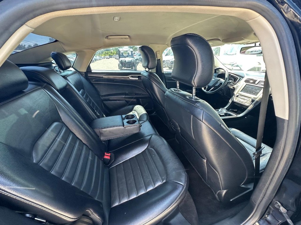Ford Fusion Vehicle Full-screen Gallery Image 9