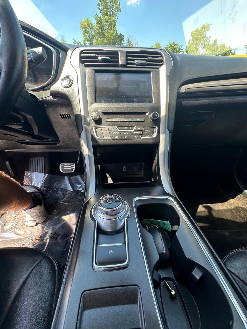 Ford Fusion Vehicle Full-screen Gallery Image 12