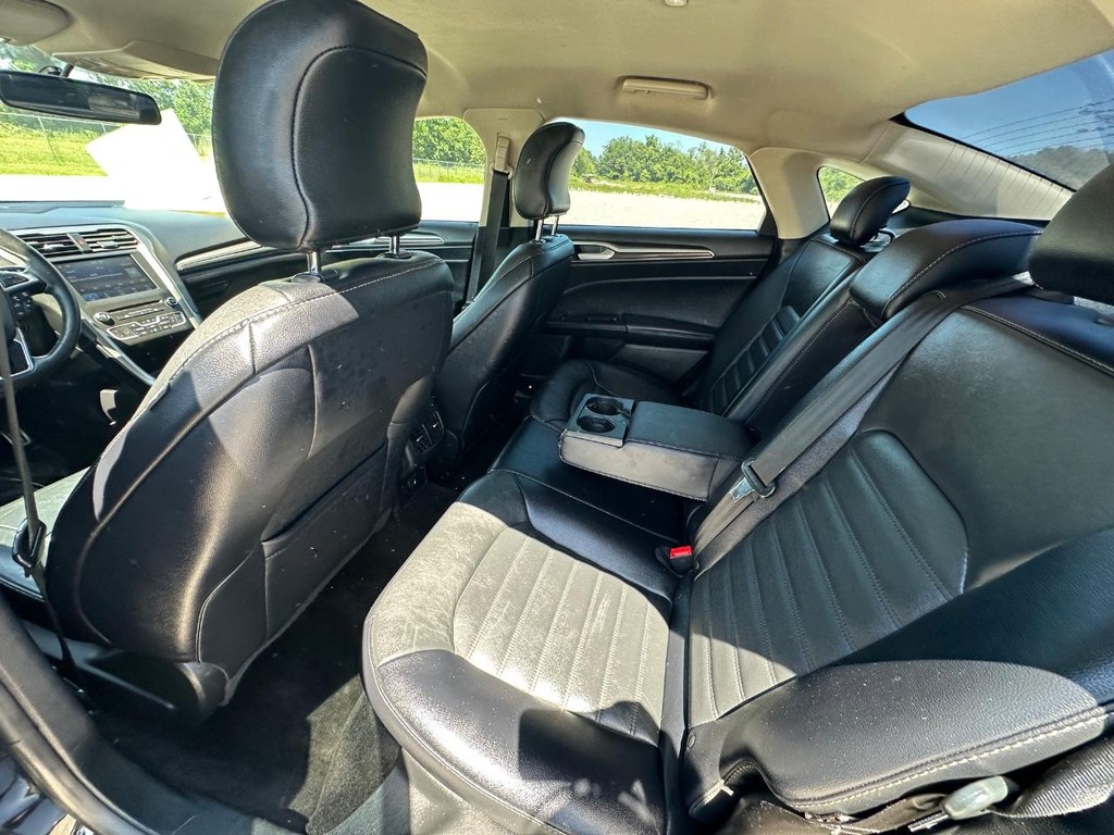 Ford Fusion Vehicle Full-screen Gallery Image 14