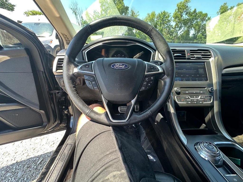 Ford Fusion Vehicle Full-screen Gallery Image 15