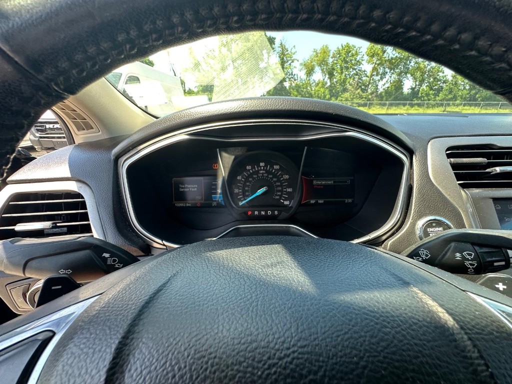 Ford Fusion Vehicle Full-screen Gallery Image 16