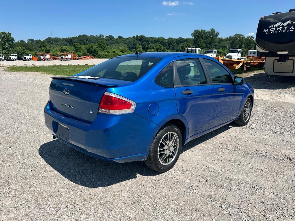 Ford Focus Sedan Vehicle Full-screen Gallery Image 3