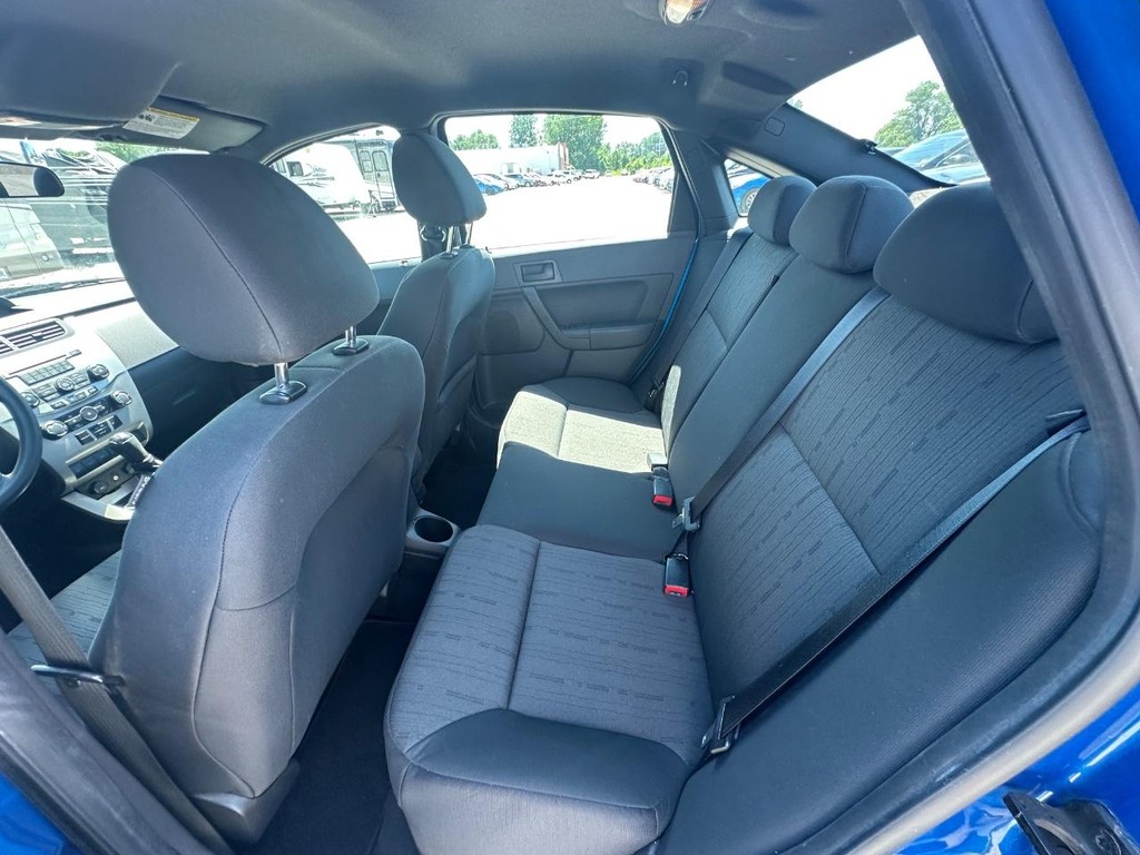 Ford Focus Sedan Vehicle Full-screen Gallery Image 9