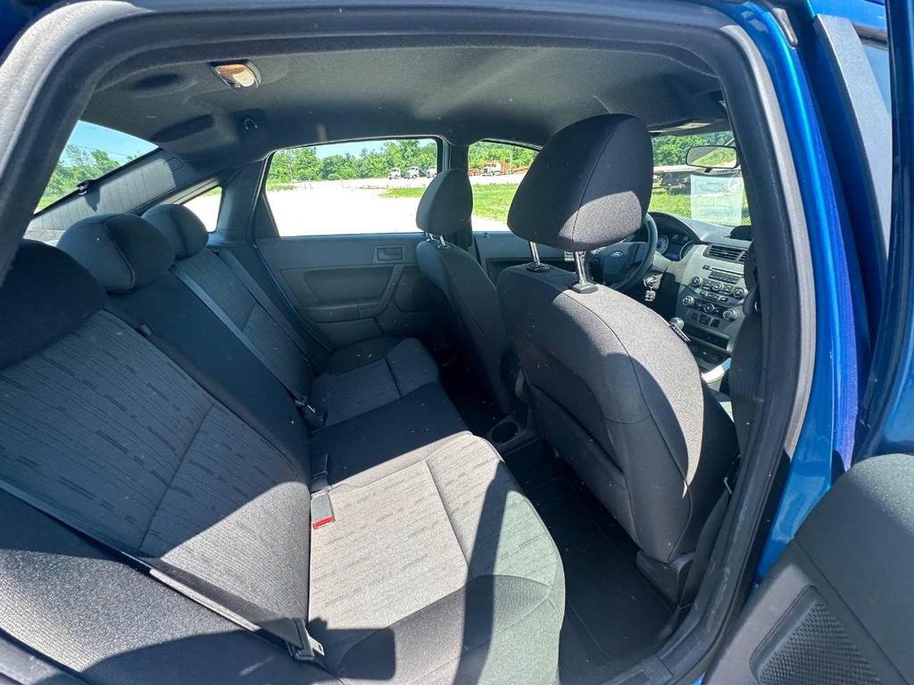 Ford Focus Sedan Vehicle Full-screen Gallery Image 10