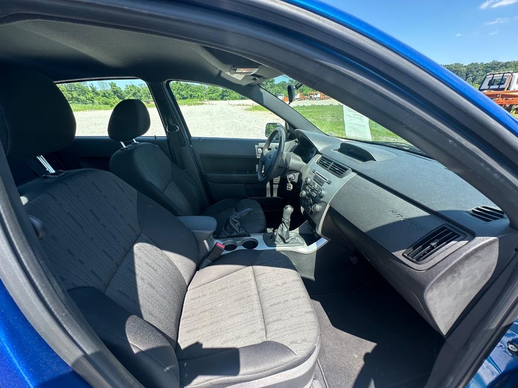 Ford Focus Sedan Vehicle Full-screen Gallery Image 11