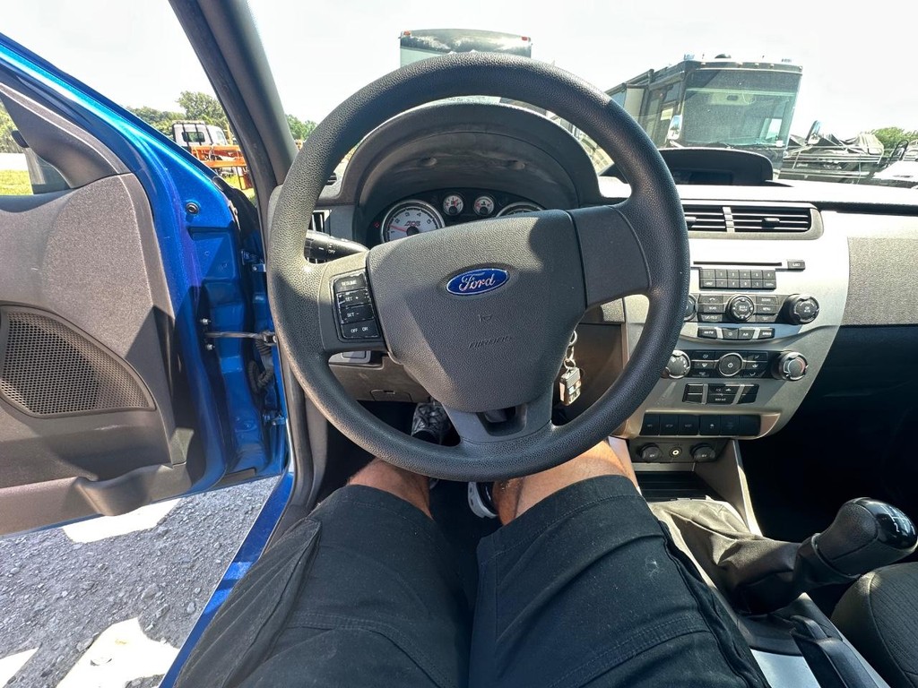 Ford Focus Sedan Vehicle Full-screen Gallery Image 13