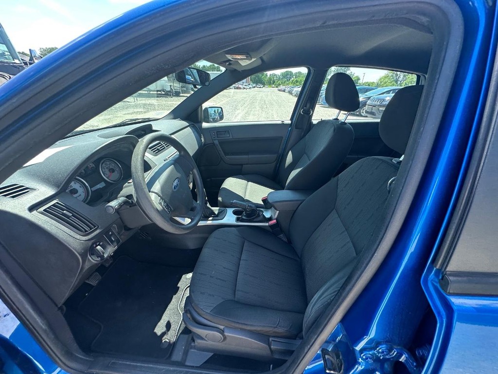 Ford Focus Sedan Vehicle Full-screen Gallery Image 17