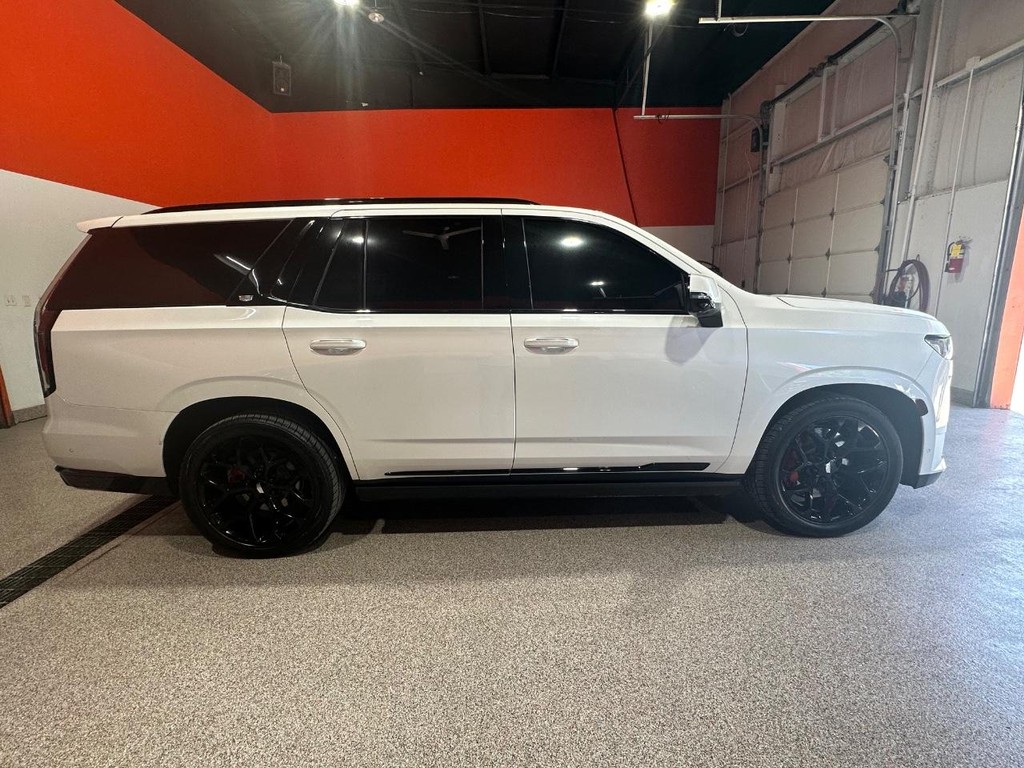Cadillac Escalade Vehicle Full-screen Gallery Image 2